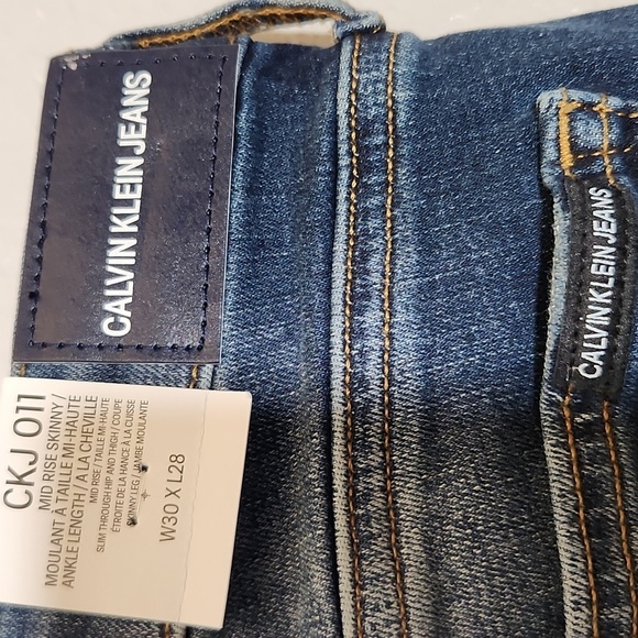 CALVIN KLEIN 30x28 Mid Rise Skinny Distressed Style 42J5332 CKJ011 - Picture 7 of 10